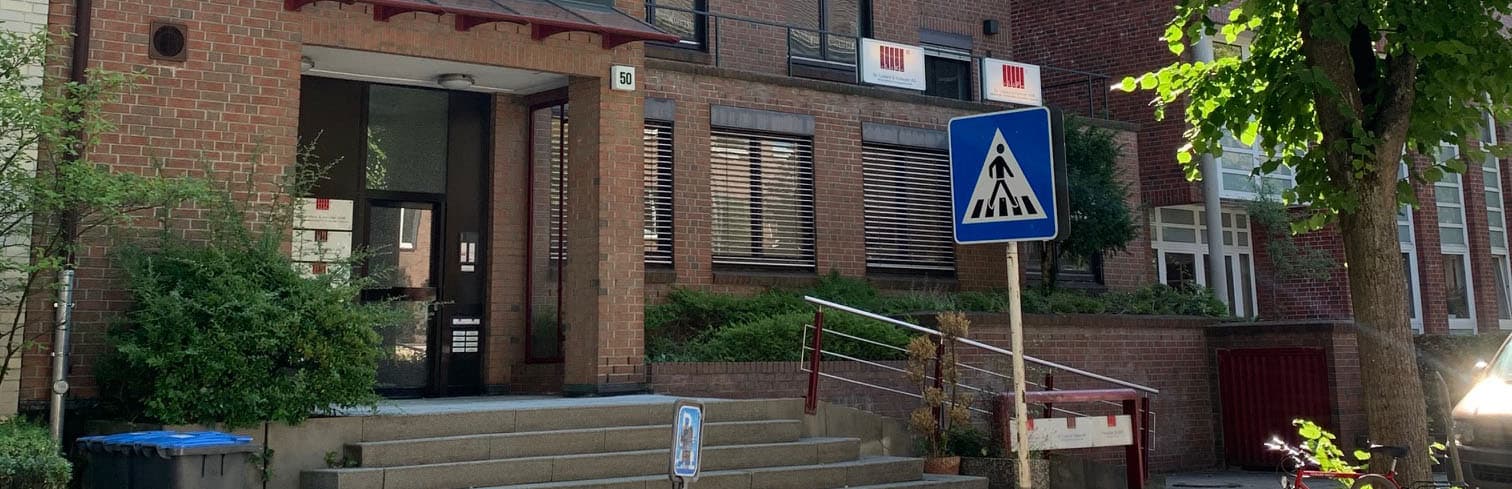 Eingang des Kanzleigebäudes in der Bachstraße 50 in Hamburg