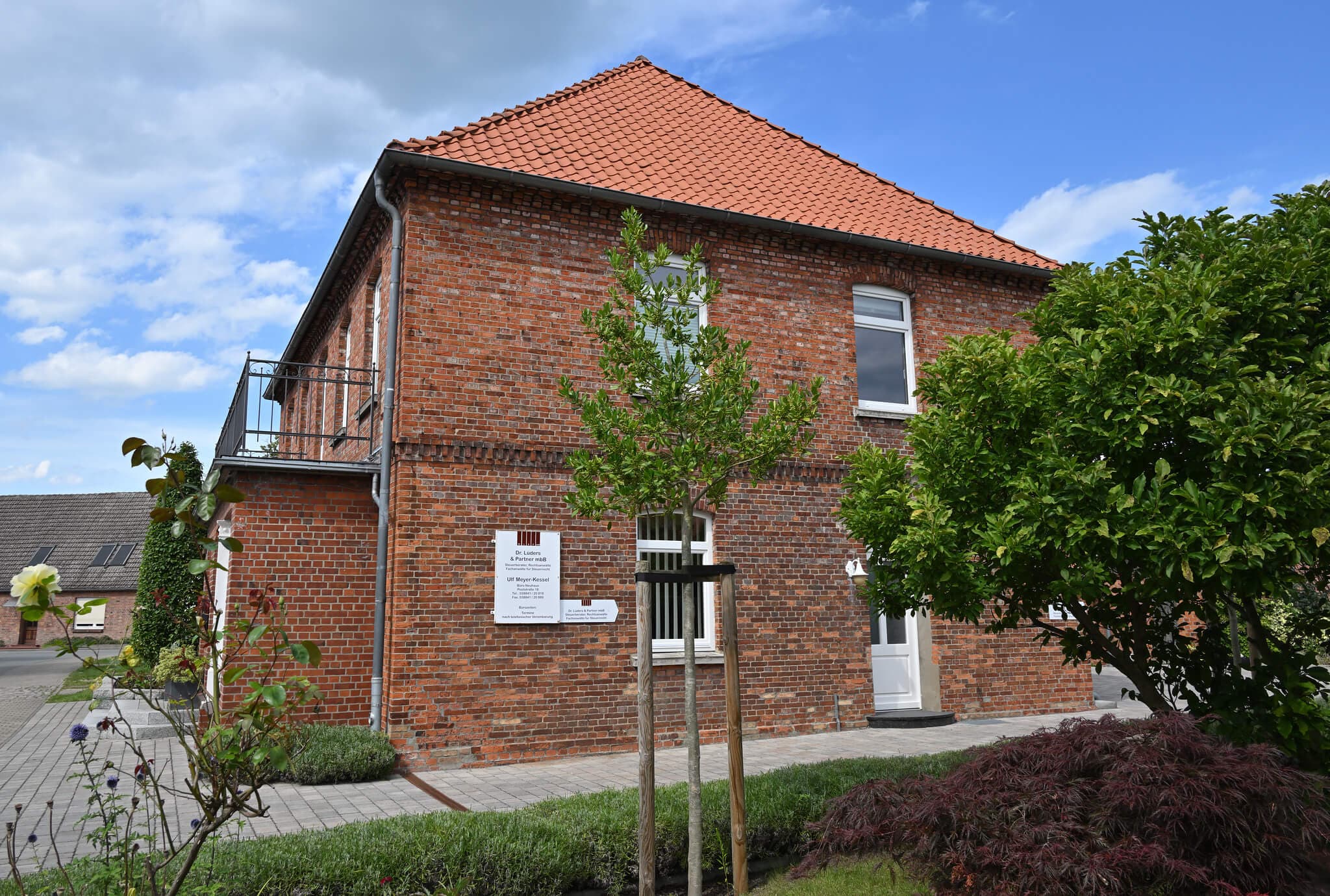 Kanzlei Neuhaus, Garten und Gebäude