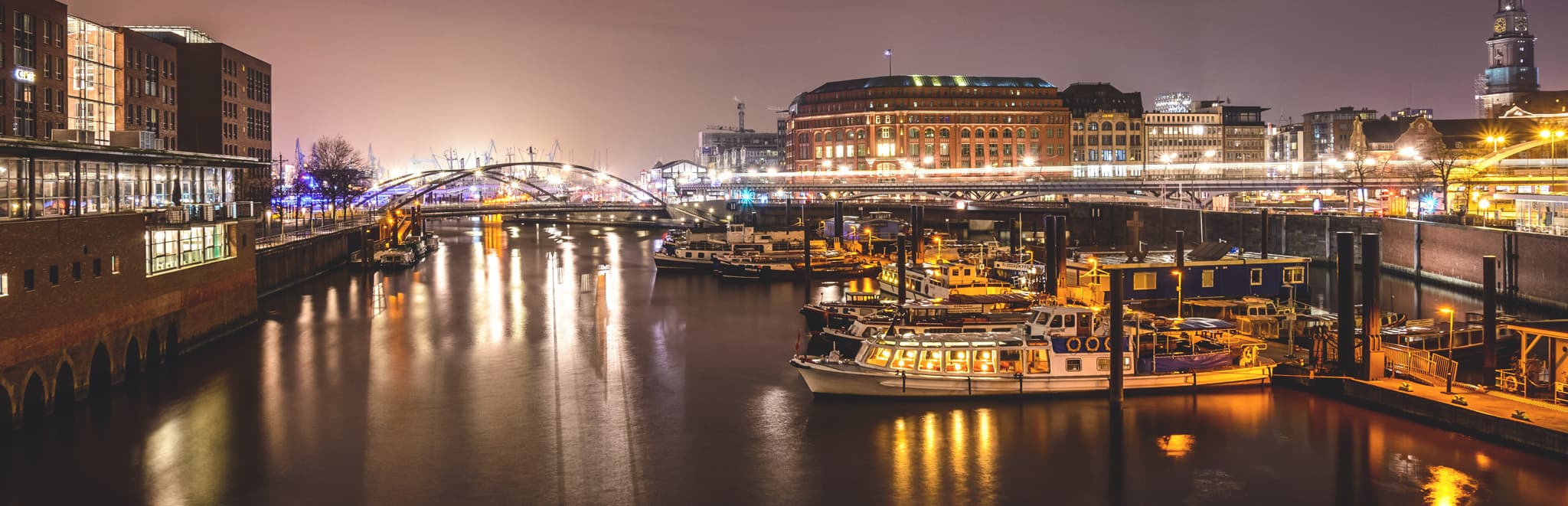 Hamburger Binnenhafen bei Nacht mit beleuchteten Schiffen