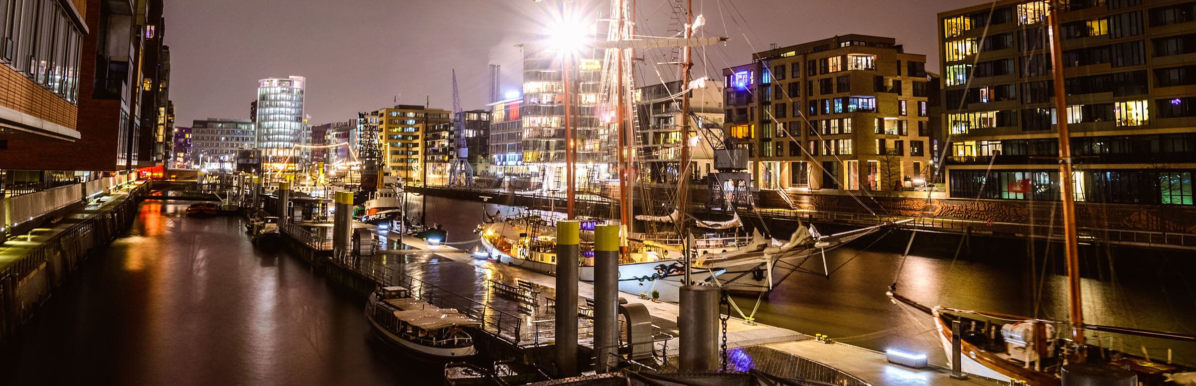 Sandtorhafen in der Hamburger HafenCity bei Nacht