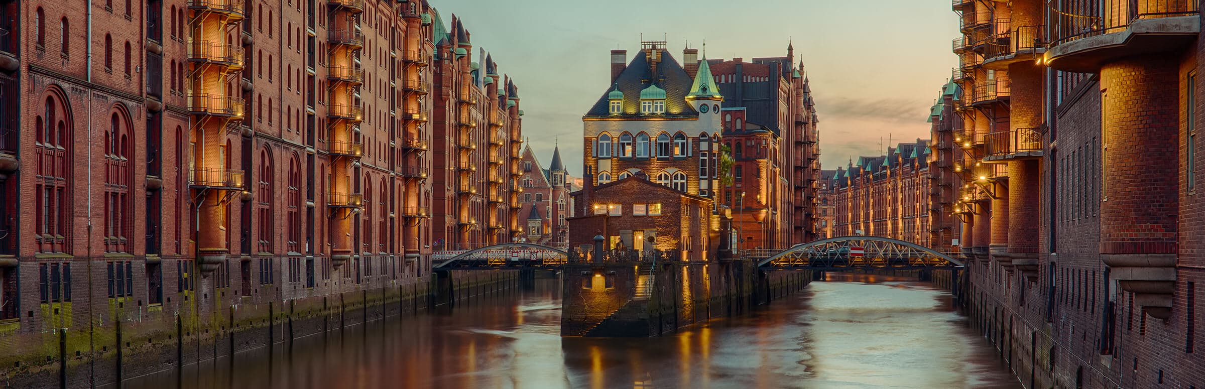 Das Wasserschloss in der Hamburger Speicherstadt im Abendlicht
