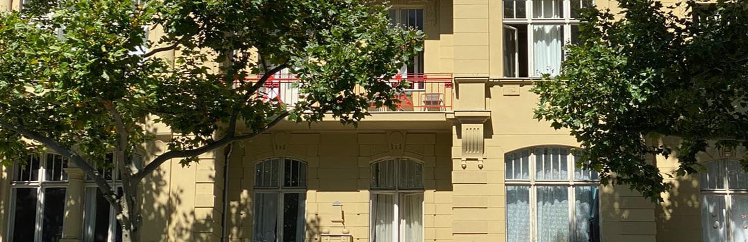 Fassade mit roten Balkongittern am Kurfürstendamm