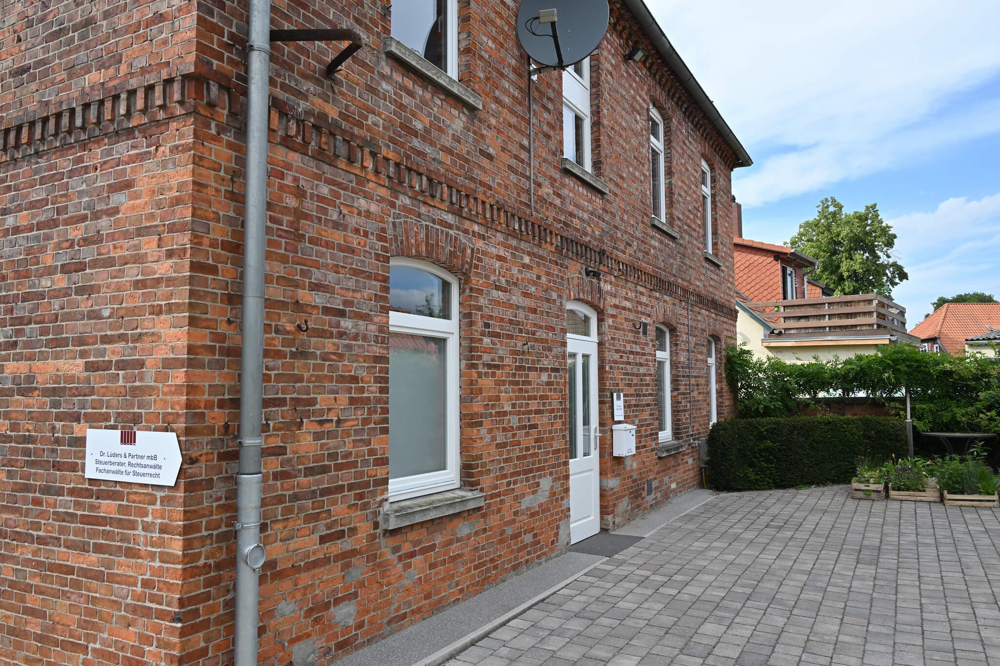 Eingang der Kanzlei in Neuhaus mit Hinweisschild