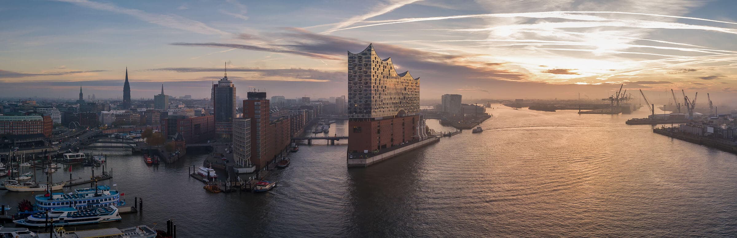 Hamburger Hafen mit Elbphilharmonie im Morgenlicht
