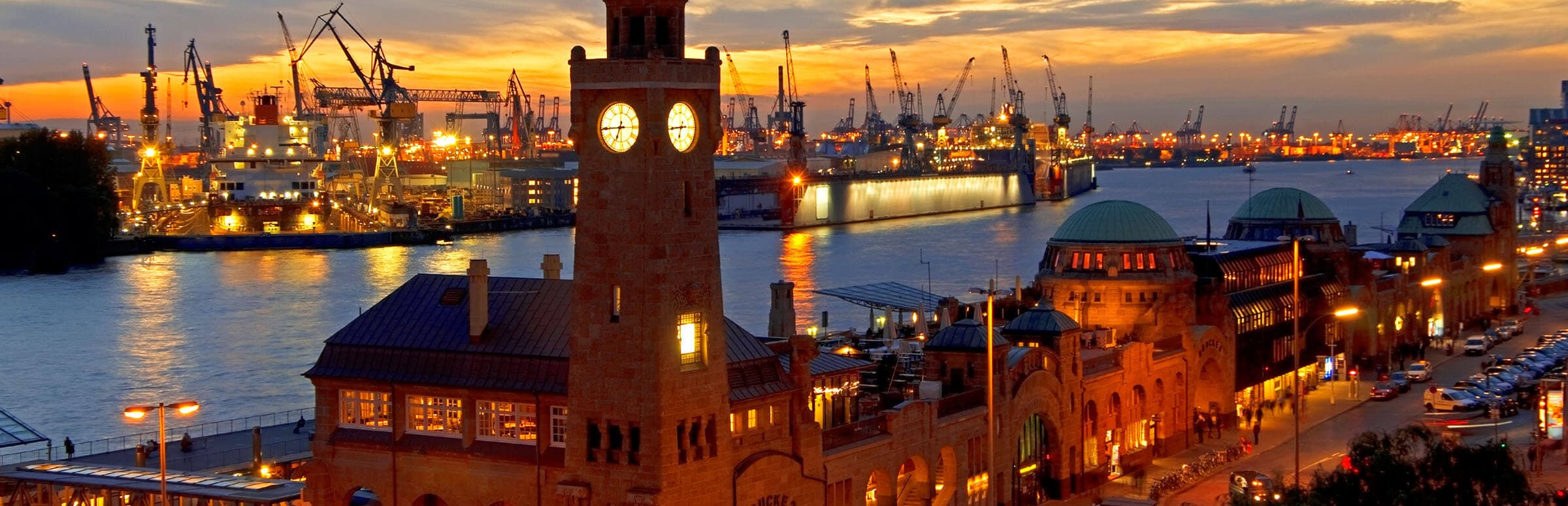 Hamburger Landungsbrücken und Hafen im Abendrot
