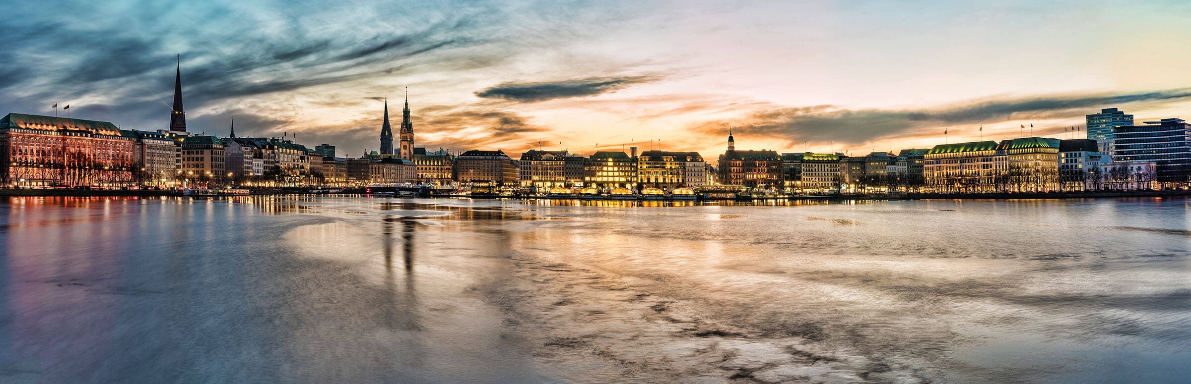 Panorama der Hamburger Binnenalster in der Abenddämmerung